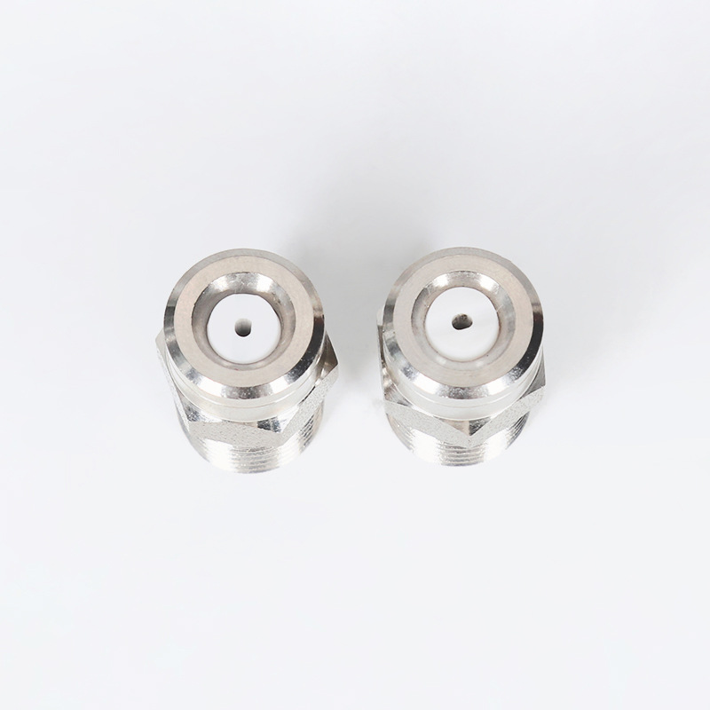 Spyling av støvkjegleomomiseringsdyse